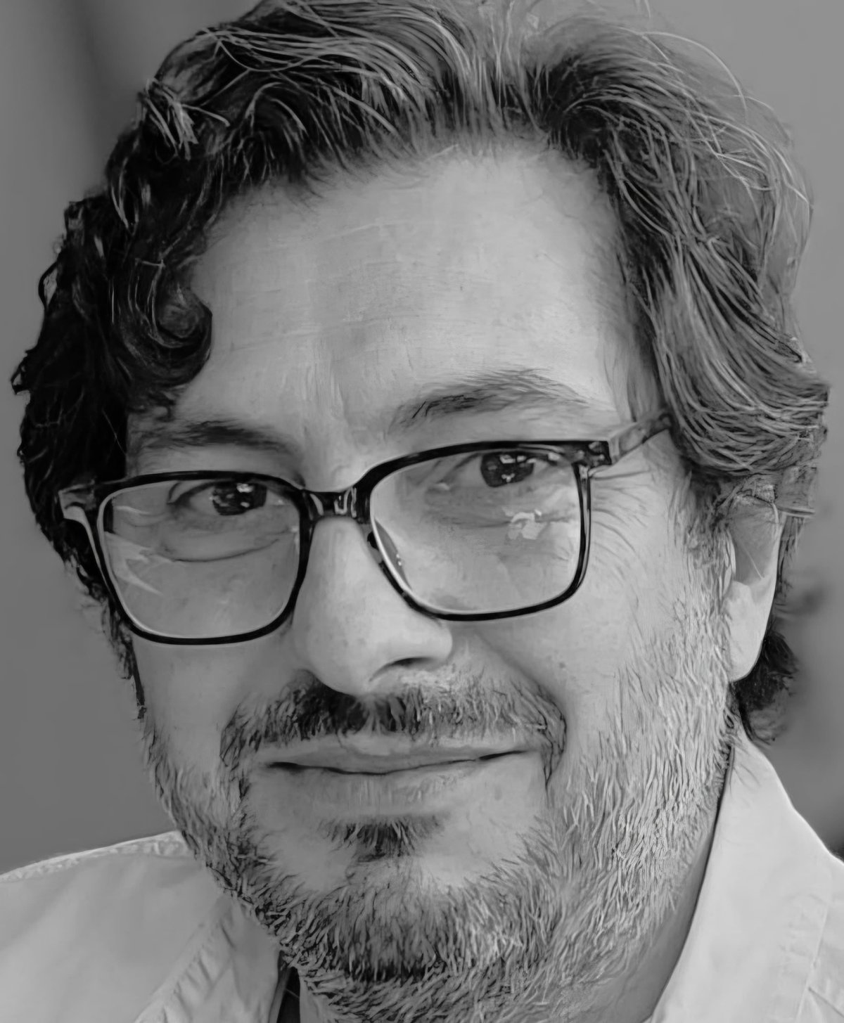 Retrato en blanco y negro de Fernando Vivanco, con anteojos