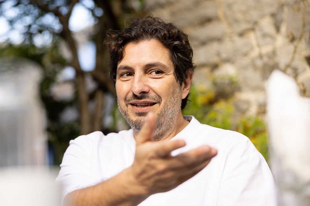 Fernando Vivanco sonríe y tiende la mano hacia quien mira