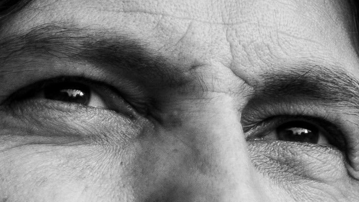 Primer plano de la mirada de Fernando Vivanco, en blanco y negro