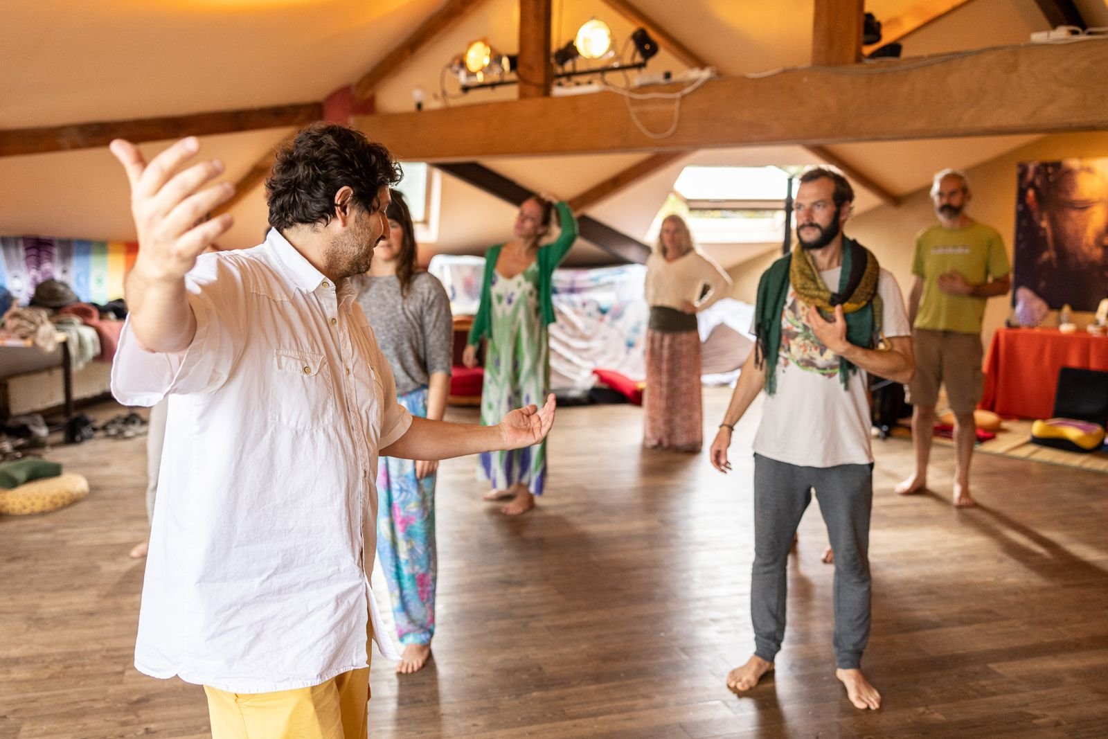 Participantes de pie, con gestos abiertos, durante una meditación activa